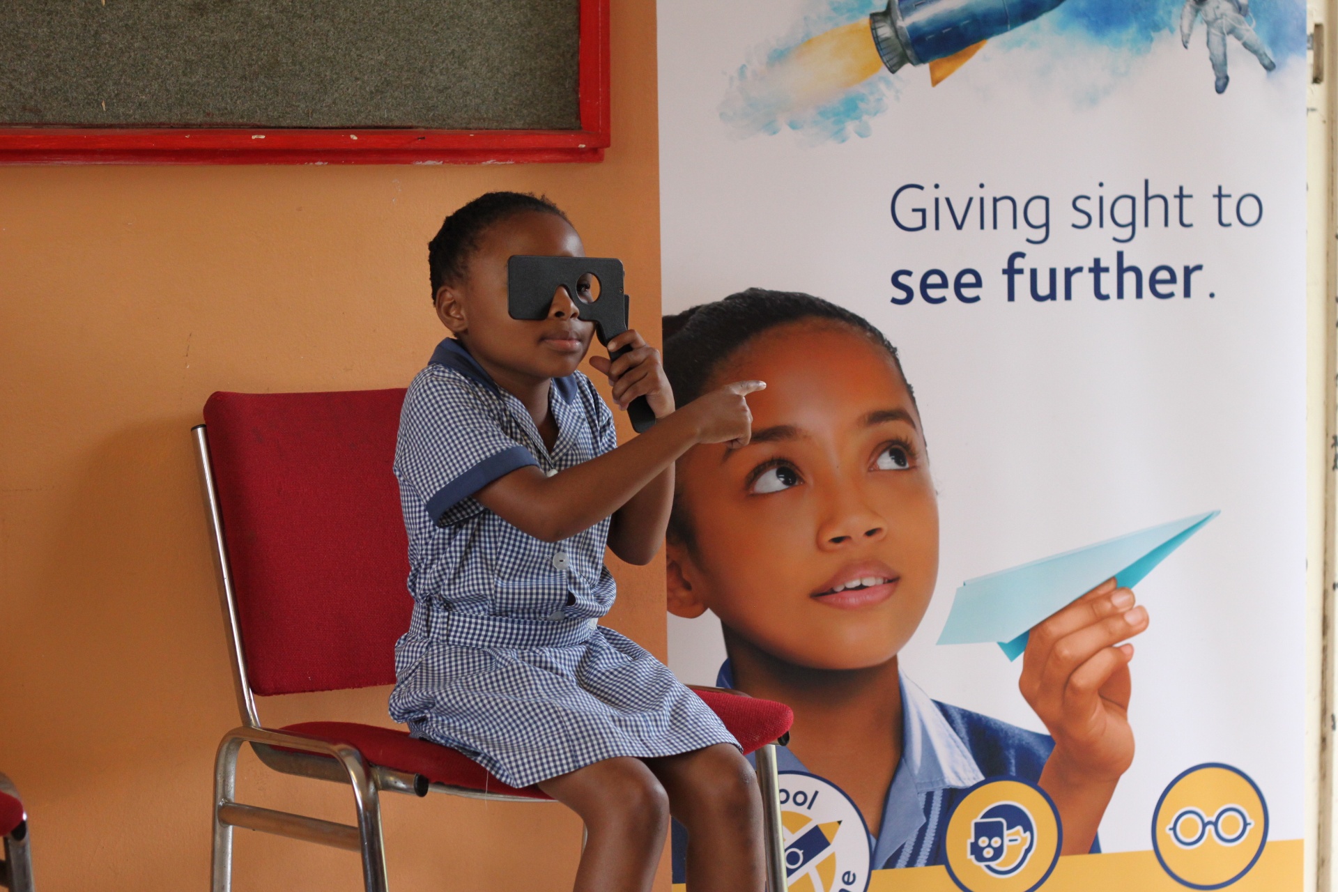 Child receiving vision screening with OSaaT app
